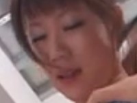 若い男２人と3Pを楽しむ青いドレスが美しい四十路熟女