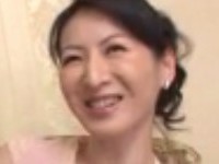 夫とエッチをしてない人妻が勃起してる肉棒を見たら