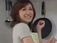 パスタを作ってる人妻と台所でエッチ三昧