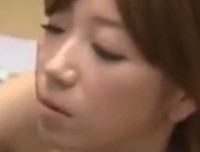 童貞男に優しく手引きして筆おろしをする人妻